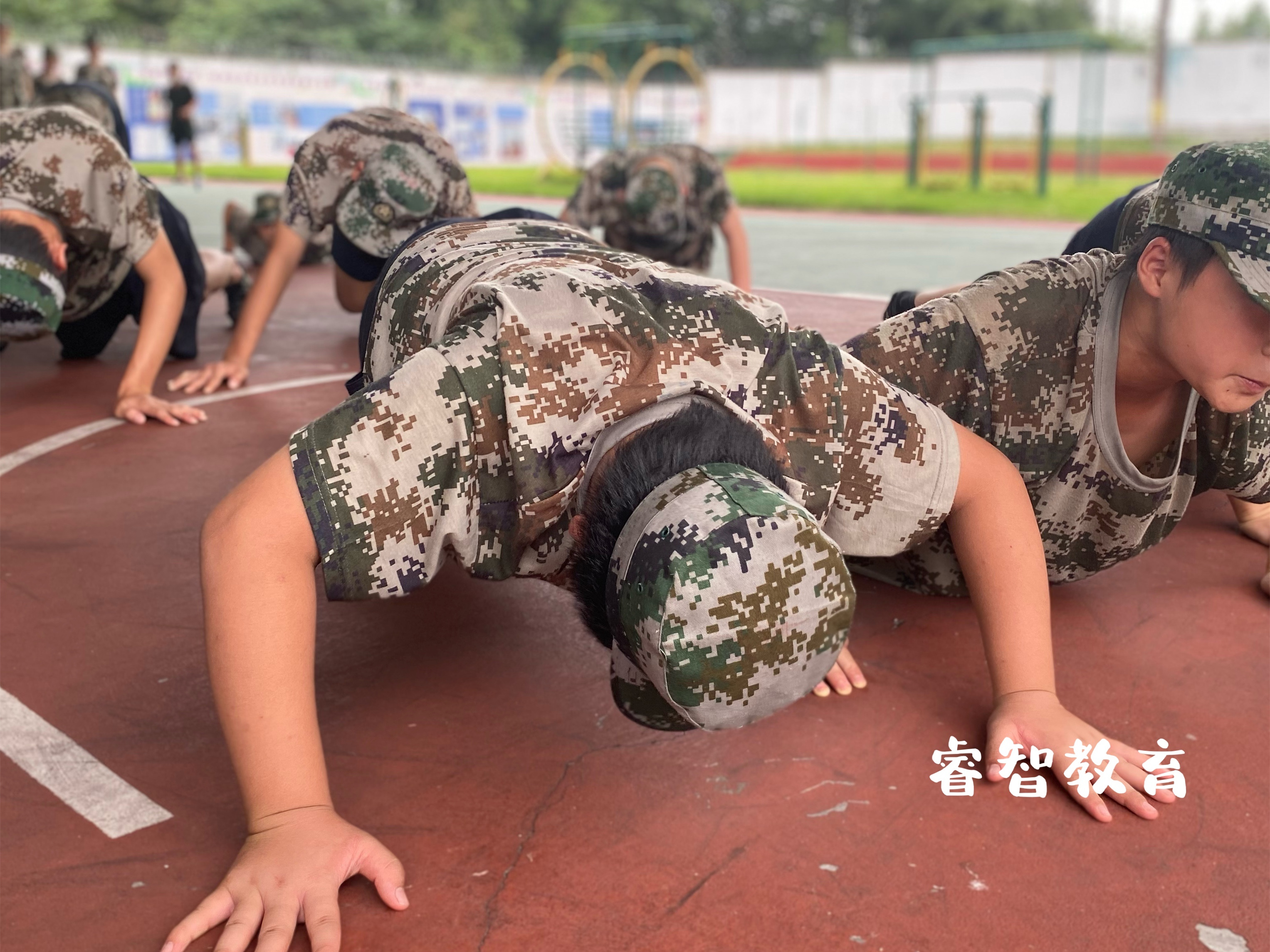 面對孩子厭學情況，家長內心焦慮不安，不由得害怕孩子放棄學習，以后難以在社會上立足。嘗試了許多辦法，依舊不能消除孩子的厭學情緒，讓家長們十分無力。新起點專門學校，一所廣西玉林市全封閉叛逆學校來跟大家分享教育厭學孩子的方法。