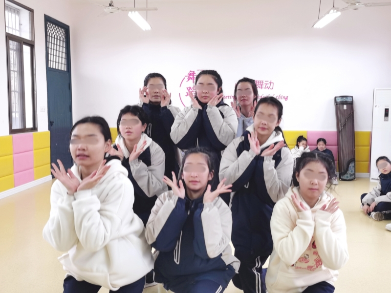 新起點(diǎn)教育專門(mén)學(xué)校舉行2024年慶元旦匯演活動(dòng)彩排