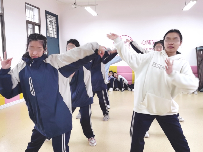 新起點(diǎn)教育專門(mén)學(xué)校舉行2024年慶元旦匯演活動(dòng)彩排