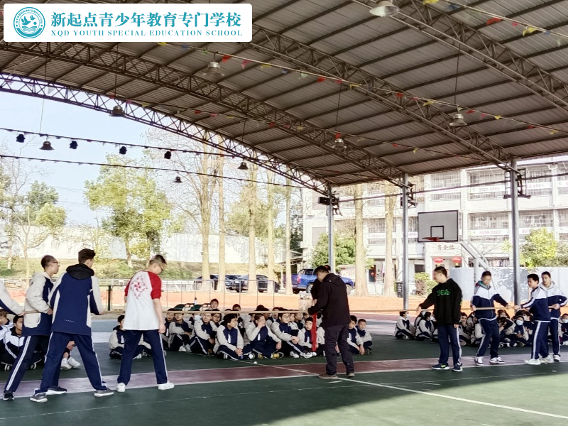 新起點(diǎn)教育專門學(xué)校舉行一場(chǎng)拔河比賽