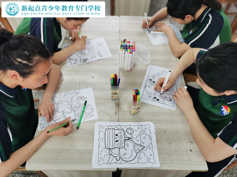 新起點(diǎn)教育專門(mén)學(xué)校組織孩子進(jìn)行涂卡填色游戲