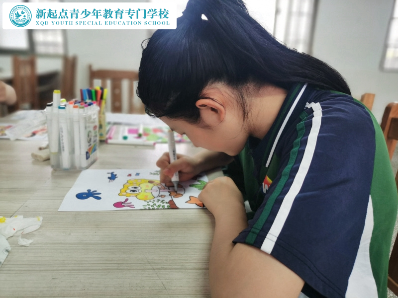 新起點(diǎn)教育專門(mén)學(xué)校組織孩子進(jìn)行涂卡填色游戲